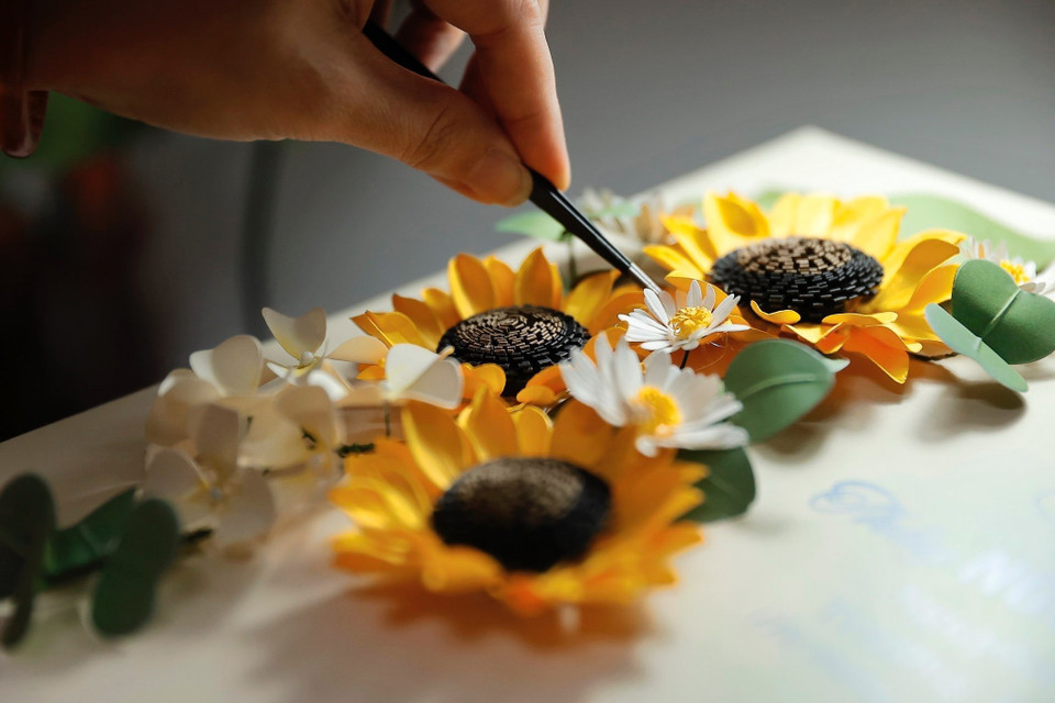 Maypaperflower embodies unique and sophisticated artistic value, handcrafted by Vietnamese artisans. It contributes to promoting Vietnam's cultural stories, showcasing traditional craftsmanship infused with a contemporary spirit. (Photo: VNA)