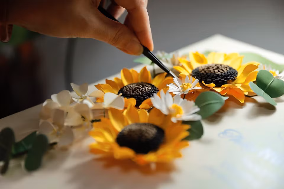 Maypaperflower embodies unique and sophisticated artistic value, handcrafted by Vietnamese artisans. It contributes to promoting Vietnam's cultural stories, showcasing traditional craftsmanship infused with a contemporary spirit. (Photo: VNA)