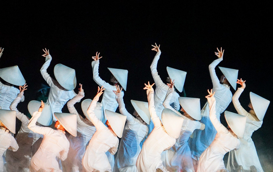 The final act concludes with the depiction of the beauty of Vietnamese women, portrayed as warm and familiar, reflecting modern Hoi An - a place that retains its ancient charm while embracing contemporary life. (Photo: VNA)