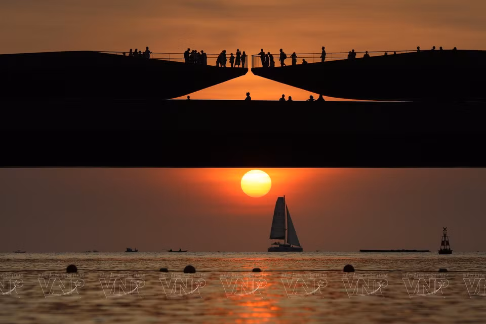 The breathtaking sunset at the "Kiss Bridge" in Sunset Town. (Photo: Sun Group)