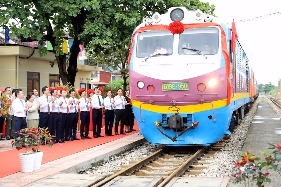 The inauguration and operation of the first freight train from Cao Xa Station in Hai Duong province for international intermodal transportation. On May 2, 2024, the train carrying 12 containers of sulfur, aluminum, and milk from factories in Hai Duong, Hai Phong, and Hung Yen travels to Yen Vien Station, where it will be connected to international intermodal trains for export to China. (Photo: Manh Tu - VNA)