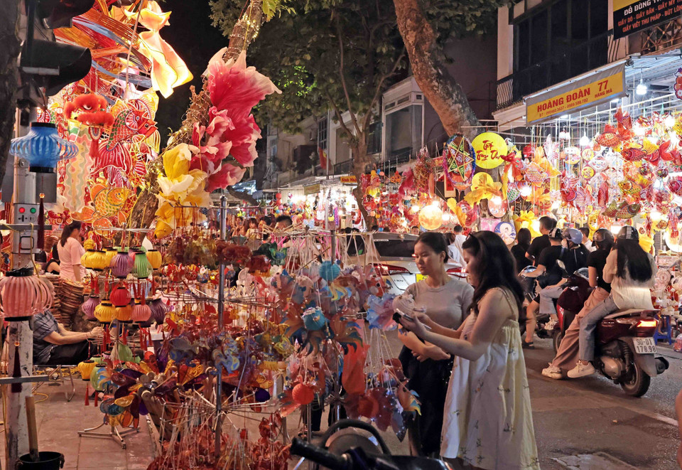 The streets are aglow with vibrant Mid-Autumn festival toys. (Photo: VNA)