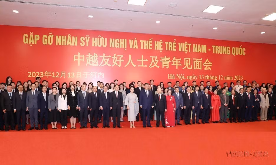 General Secretary of the Communist Party of Vietnam Central Committee Nguyen Phu Trong and General Secretary of the Communist Party of China Central Committee and President of China Xi Jinping meet with friendship representatives and the younger generation of Vietnam and China at the National Convention Centre in Hanoi on the afternoon of December 13, 2023. (Photo: Phuong Hoa - VNA)