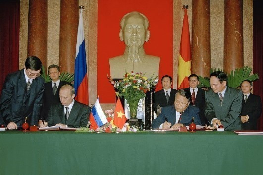 President Tran Duc Luong and President Vladimir Putin sign the Joint Statement on the Strategic Partnership between Vietnam and Russia (Hanoi, March 1, 2001). (Photo: VNA)
