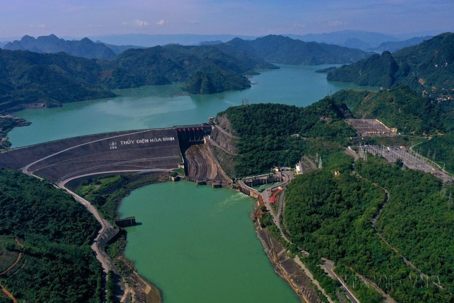 The Hoa Binh Hydropower Plant, built with assistance from the Soviet Union in 1979, consists of 8 operating units with a total installed capacity of 1,920 MW. (Photo: VNA)