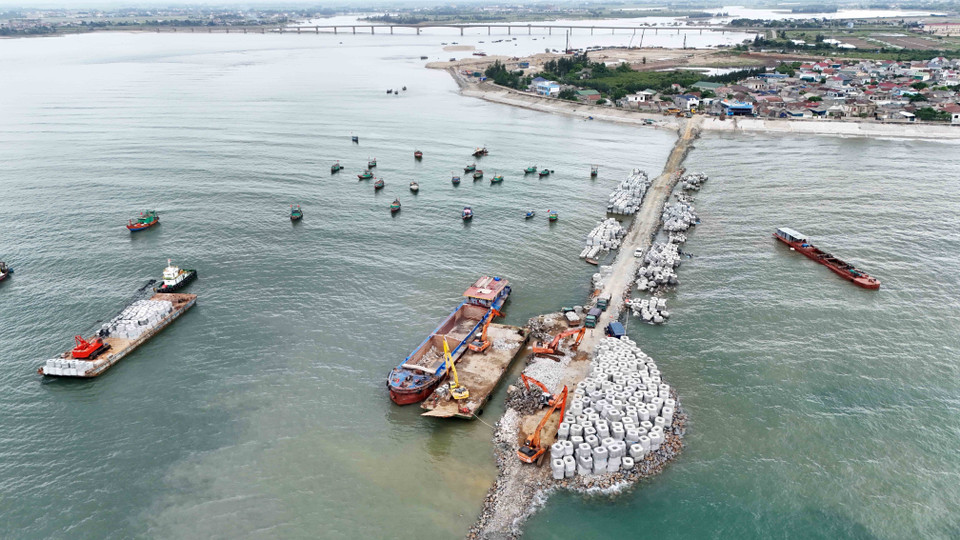 The main section of the protection embankment construction project at Cua Nhuong fishing port has been completed. (Photo: VNA)