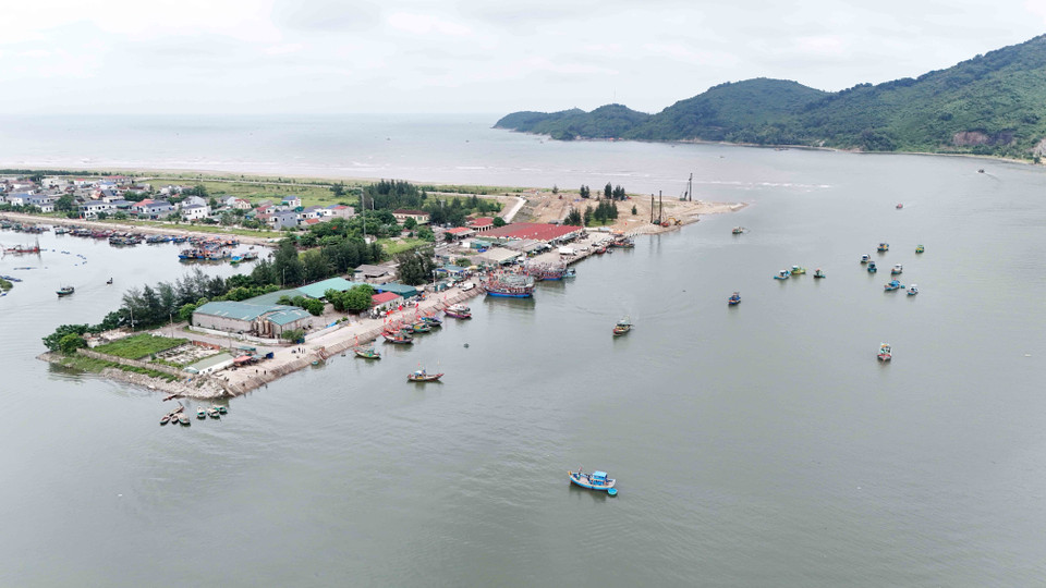 Thach Kim fishing port in Loc Ha district has degraded after years of operation, with its water channels silted up. (Photo: VNA)