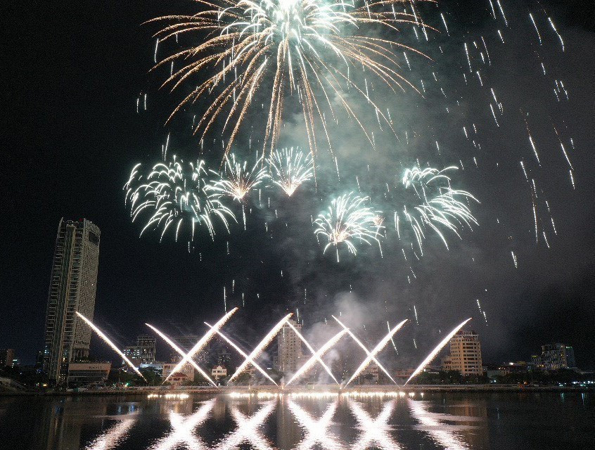 The fireworks festival has helped Da Nang build the ‘Fireworks Festival City’ brand and promote itself as a top destination in central Vietnam and Asia. In the photo: Fireworks performance by the Da Nang - Vietnam team. (Photo: VNA)