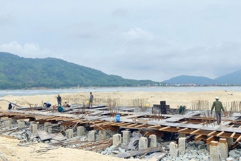 Concrete piles at the dock of Cua Nhuong fishing port, Cam Xuyen district, have been driven. (Photo: VNA)