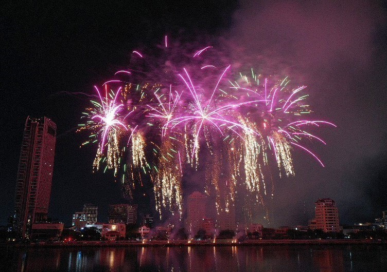 The top two teams will advance to the grand finale on July 13. In the photo: Fireworks display by the France team (Photo: VNA)