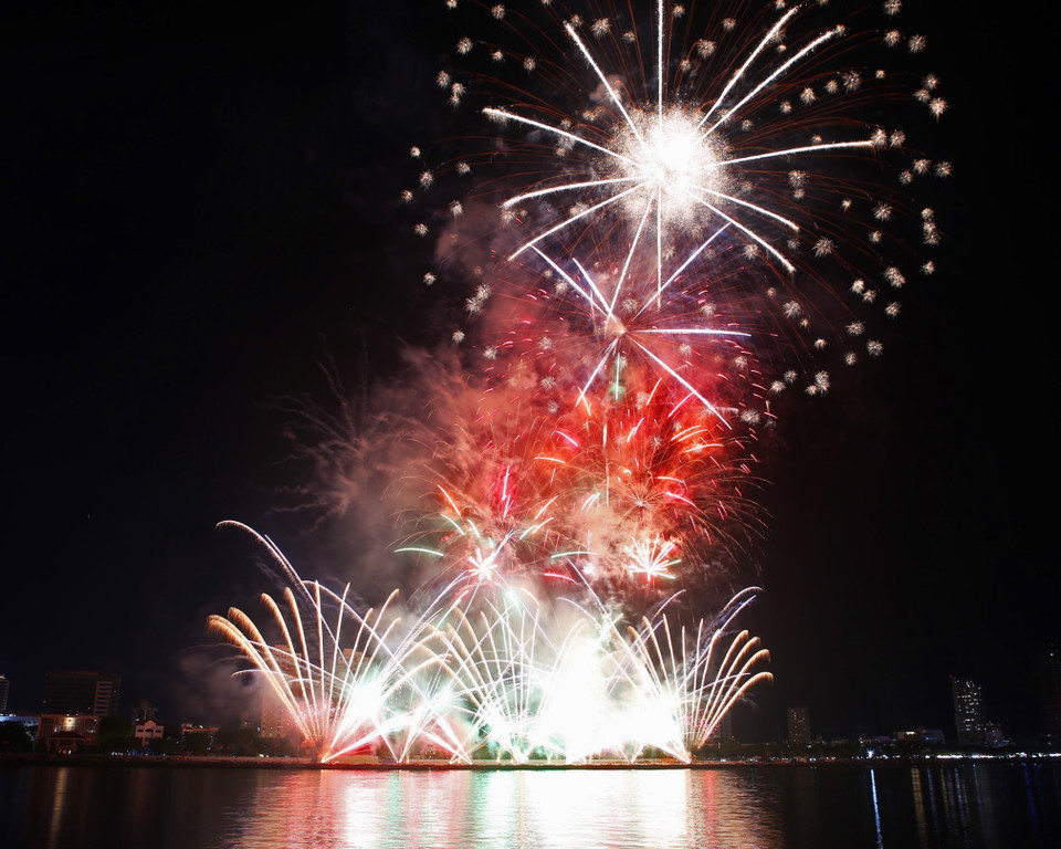 DIFF 2024 is the 12th edition of the fireworks festival. In the photo: Fireworks performance by the Da Nang - Vietnam team. (Photo: VNA)