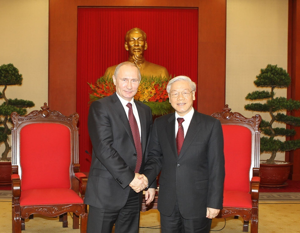 Party General Secretary Nguyen Phu Trong receives President Vladimir Putin during the latter’s State visit to Vietnam (Hanoi, November 12, 2013). (Photo: VNA)