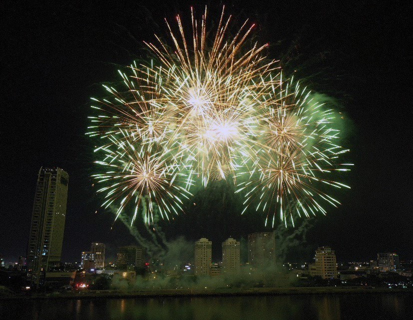 Eight competing teams from France, Italy, the US, Germany, Poland, China, Finland, and Vietnam will participate, divided into four pairs for four nights of competition. In the photo: Fireworks display by the France team (Photo: VNA)