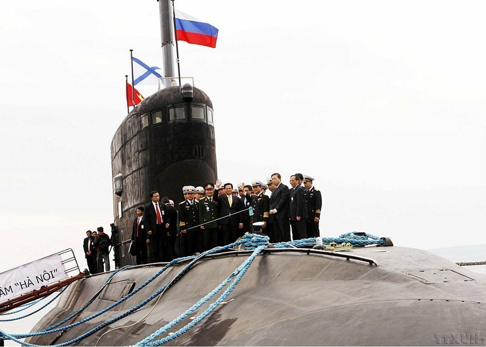 On May 13, 2013, during his official visit to the Russia, Prime Minister Nguyen Tan Dung inspects the Kilo 636 class submarine named "Hanoi" in Kaliningrad oblast. (Photo: VNA)