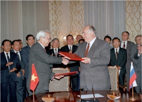 Prime Minister Vo Van Kiet and Prime Minister Viktor Chernomyrdin sign the Treaty on Principles of Friendship Relations between Vietnam and Russia (Moscow, June 16, 1994). (Photo: VNA)