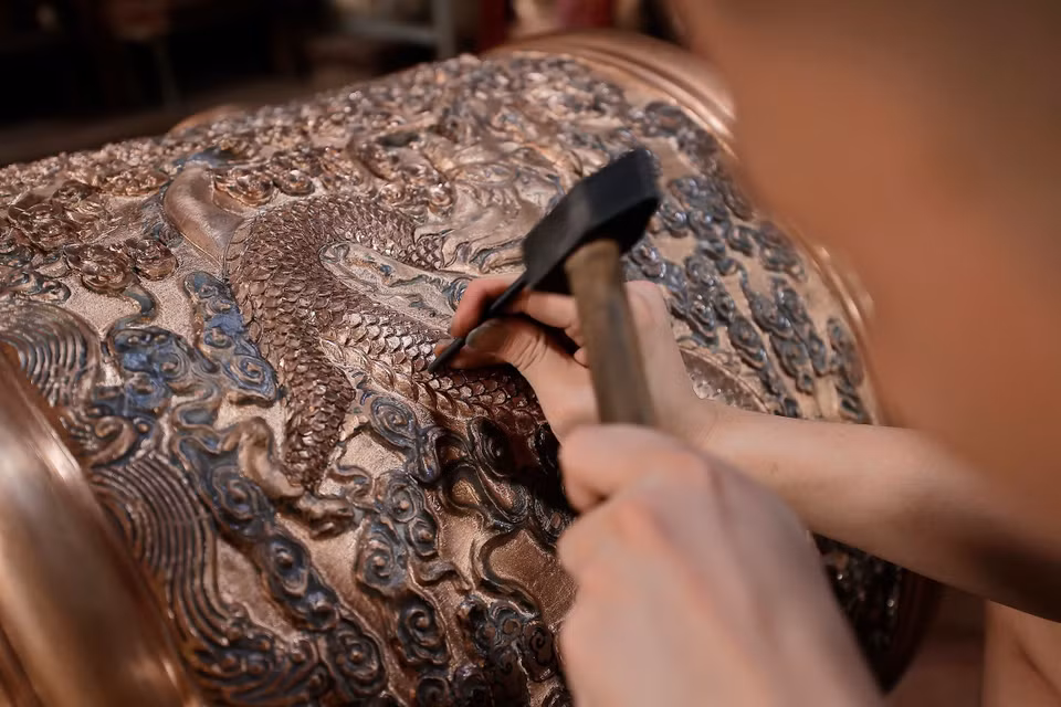 Artisans meticulously carve each line of the product. (Photo: VNA)