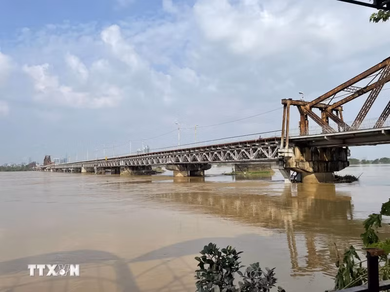 Red River water levels recede (Photo taken at 8:15 AM, September 13, 2024, by VNA)