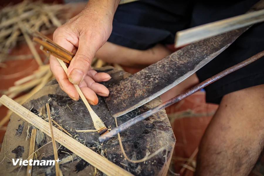 Bamboo dragonflies are special in that they can keep balance and perch on anything. The craftman uses a heated iron rod to shape the dragonfly's head, ensuring balance with the wings and tail so the dragonfly can perch gracefully. (Photo: VietnamPlus)