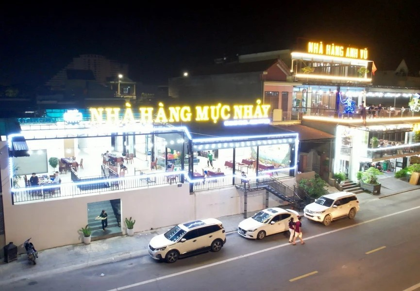 Restaurants in Dong Hoi City, Quang Binh province, upgrade their facilities and lighting systems to enhance the dining experience for tourists. (Photo: Vietnamplus)