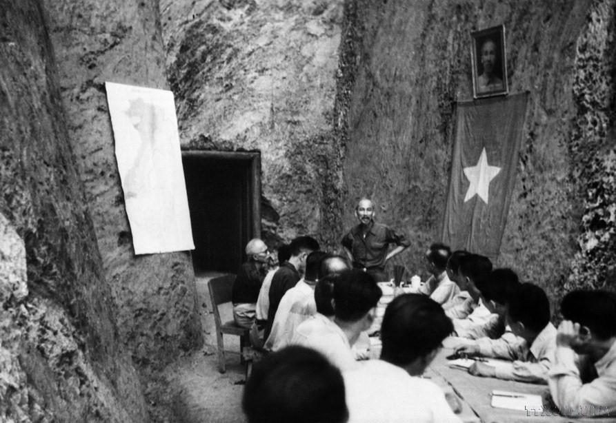 President Ho Chi Minh chaired a meeting of the Government Council at the Viet Bac Base during the resistance war against the French colonialists. (Photo: VNA)