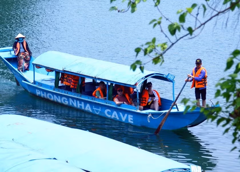 Tourists visit Phong Nha Cave in the Phong Nha-Ke Bang National Park. (Photo: Vietnamplus)
