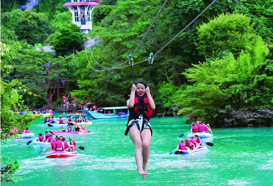Tourists enjoy various activities at the Chay River - Dark Cave Tourist Area (Phong Nha - Ke Bang National Park). (Photo: Vietnamplus)