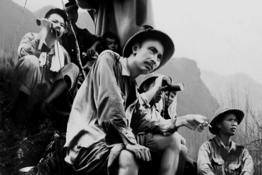 President Ho Chi Minh closely monitored the progress of the battle against enemy bases in Dong Khe town in Cao Bang province, which opened the Border Campaign (September 16, 1950). (Photo: VNA)