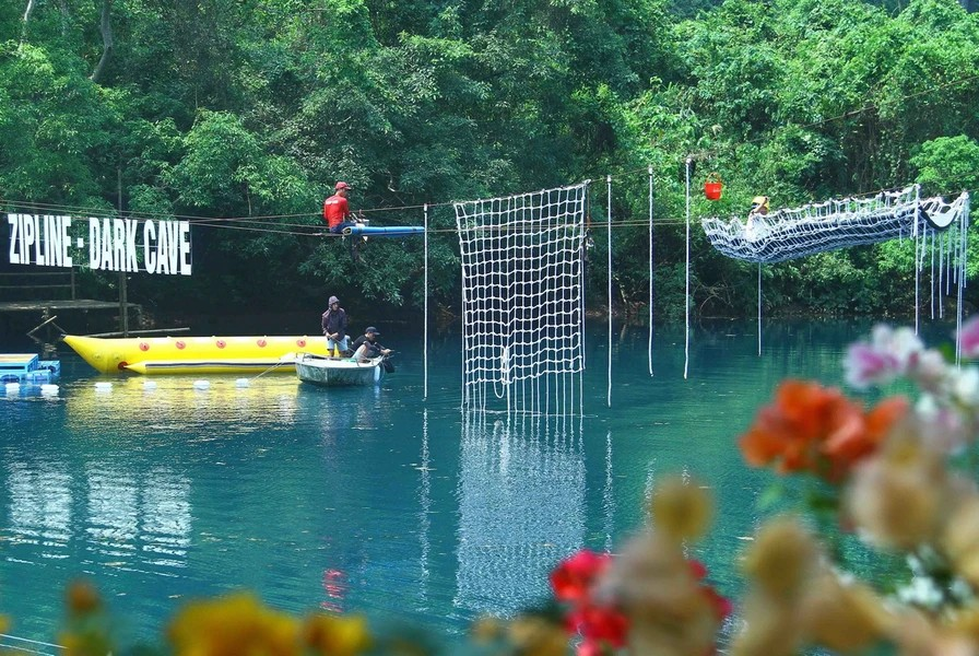The Chay River - Dark Cave Tourist Area (Phong Nha - Ke Bang National Park) introduces many new games, attracting tourists to explore. (Photo: Vietnamplus)