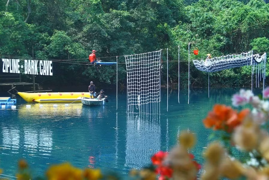 The Chay River - Dark Cave Tourist Area (Phong Nha - Ke Bang National Park) introduces many new games, attracting tourists to explore. (Photo: Vietnamplus)