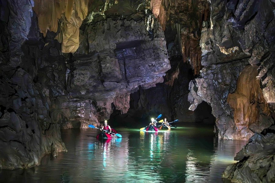Tourists take in Phong Nha Cave in the Phong Nha-Ke Bang National Park. (Photo: Vietnamplus)