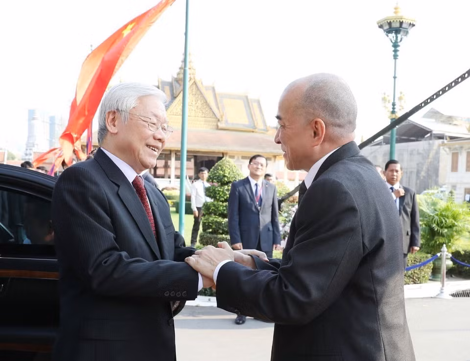 King of Cambodia Norodom Sihamoni welcomes Party General Secretary and President Nguyen Phu Trong during his State visit to Cambodia (Phnom Penh, February 25, 2019). (Photo: VNA)