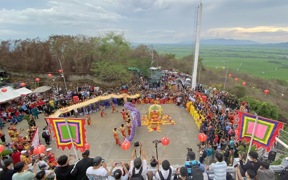 A large crowd of visitors at the festival (Photo: VNA)