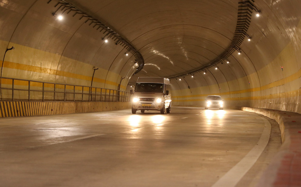A highlight of the route is the two mountain tunnels, each 235 meters long and with three lanes. This is the longest road tunnel in Quang Ninh province. (Photo: Quoc Khanh – VNA)
