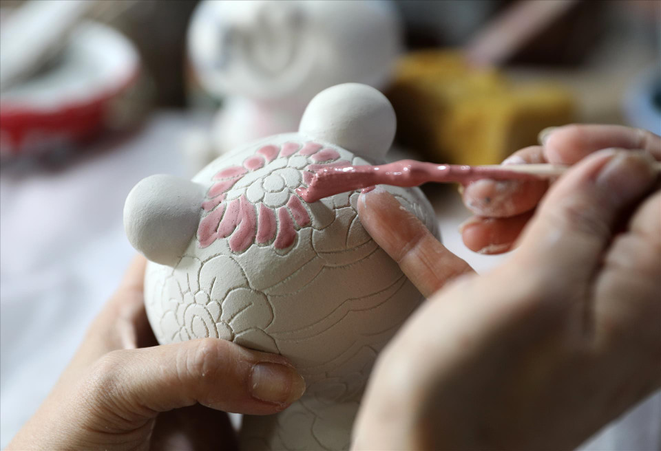 An artisan draws patterns on Bien Hoa pottery. (Photo: Vietnam Pictorial/VNA)