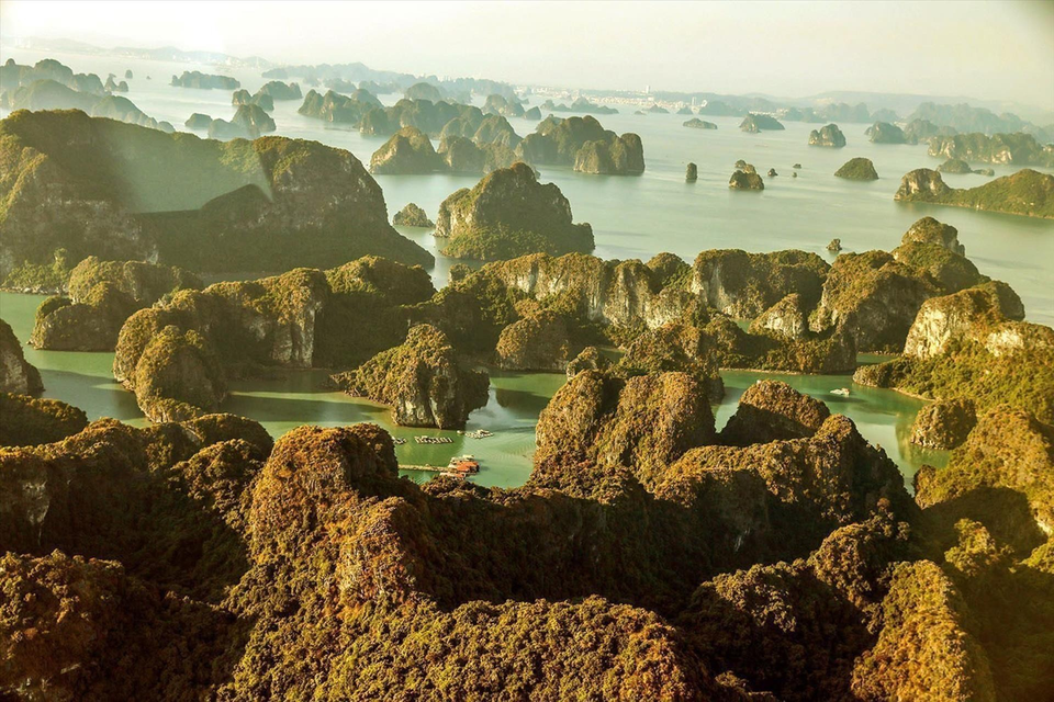 The 45th session of the World Heritage Committee in Riyadh, Saudi Arabia, UNESCO officially recognised Ha Long Bay - Cat Ba Archipelago in Vietnam's northern province of Quang Ninh and neighboring Hai Phong city as a World Natural Heritage site. (Photo: VNA)