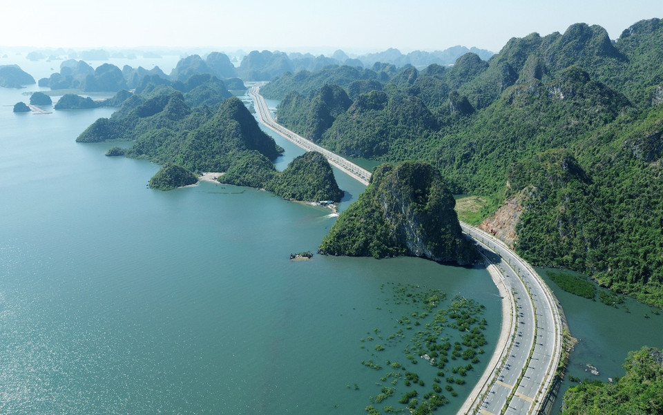 The coastal route, winding through limestone mountain ranges, is a key architectural and scenic highlight, making it a popular sightseeing destination for tourists. (Photo: Quoc Khanh – VNA)