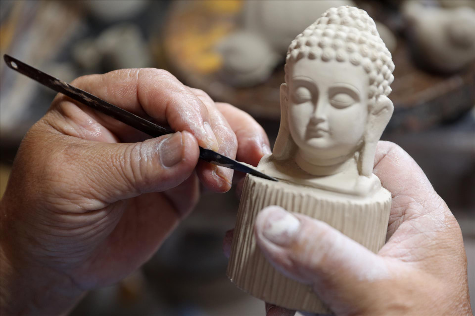 Sophisticated pottery products require highly skilled artisans. (Photo: Vietnam Pictorial/VNA)