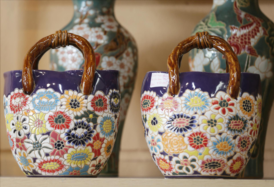 Big flower vases, unique products of Bien Hoa pottery village. (Photo: Vietnam Pictorial/VNA)