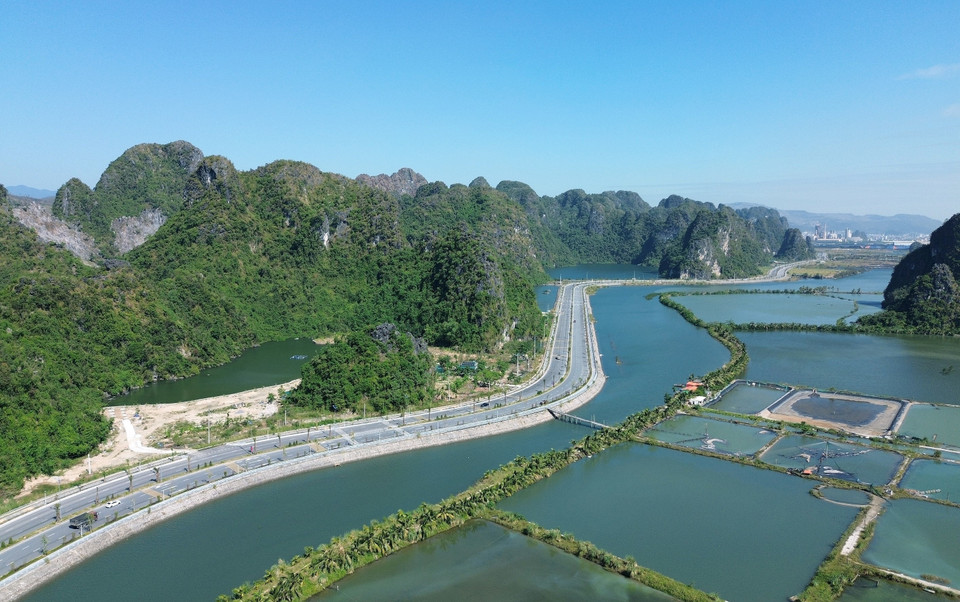 The coastal route facilitates transportation and serves as the development axis, connecting important urban areas in Quang Ninh province. (Photo: Quoc Khanh – VNA)