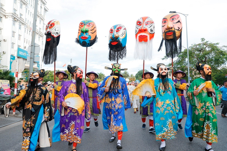 Art troupes perform at the street festival. (Photo: VNA)