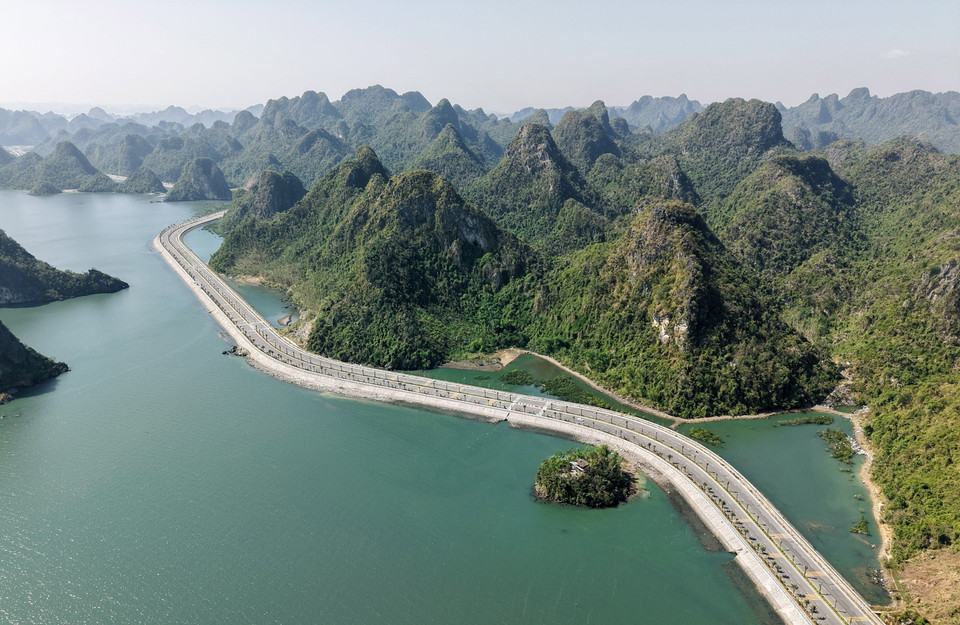 The stunning coastal route connects Ha Long Bay and Bai Tu Long Bay. The former was recognised by UNESCO as a world heritage site twice in 1994 and 2000, while the neighbouring Bai Tu Long is one of the top five greatest tourist destinations in Southeast Asia as rated by Gecko Travel. (Photo: Quoc Khanh – VNA)