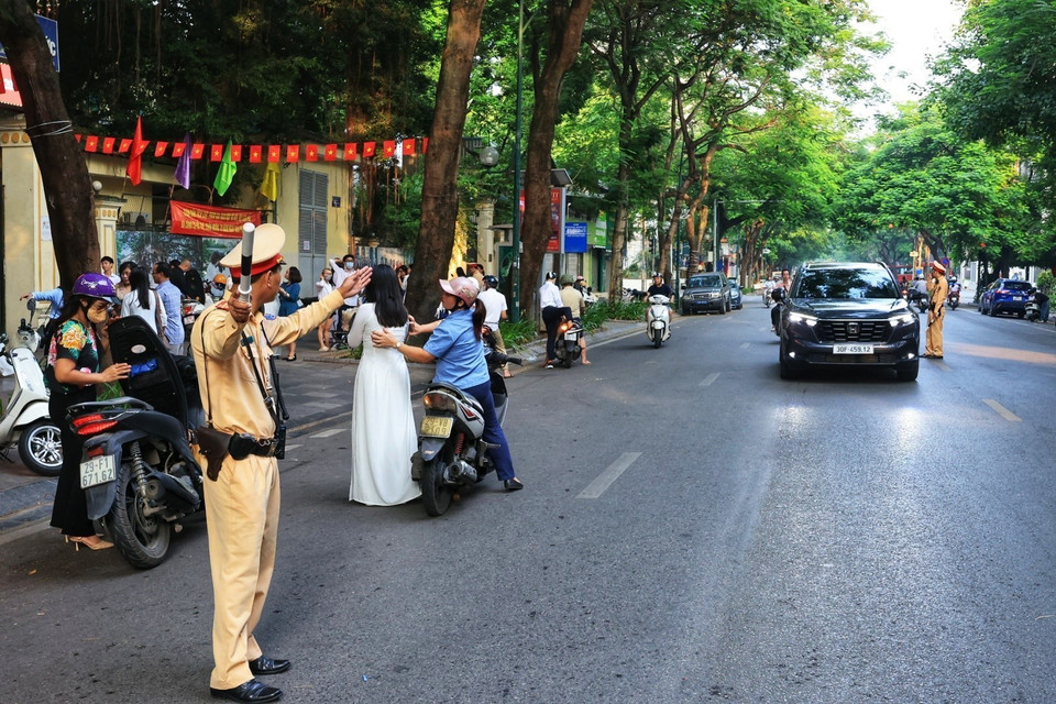 Police direct traffic flow at the entrance of Viet Duc High School in Hoan Kiem district. (Photo: VNA)
