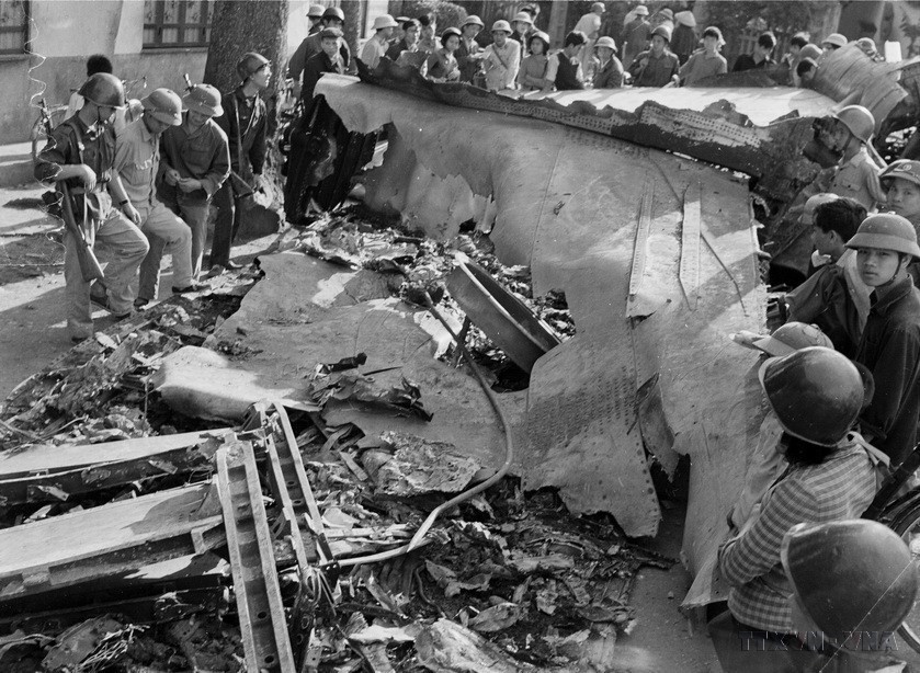 The wreckage of a B-52 bomber in Hoang Hoa Tham Street in Hanoi, shot down by Battalion 72, Division 361, on the night of December 27, 1972. (Photo: VNA)