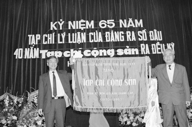 Nguyen Phu Trong, Editor-in-Chief of the Communist Review, receives a commemorative banner from the Party Central Committee at the ceremony marking the 65th anniversary of the Party's theoretical journal's first issue and the 40th anniversary of the Communist Review's first issue (December 15, 1930-1995). (Photo: VNA)