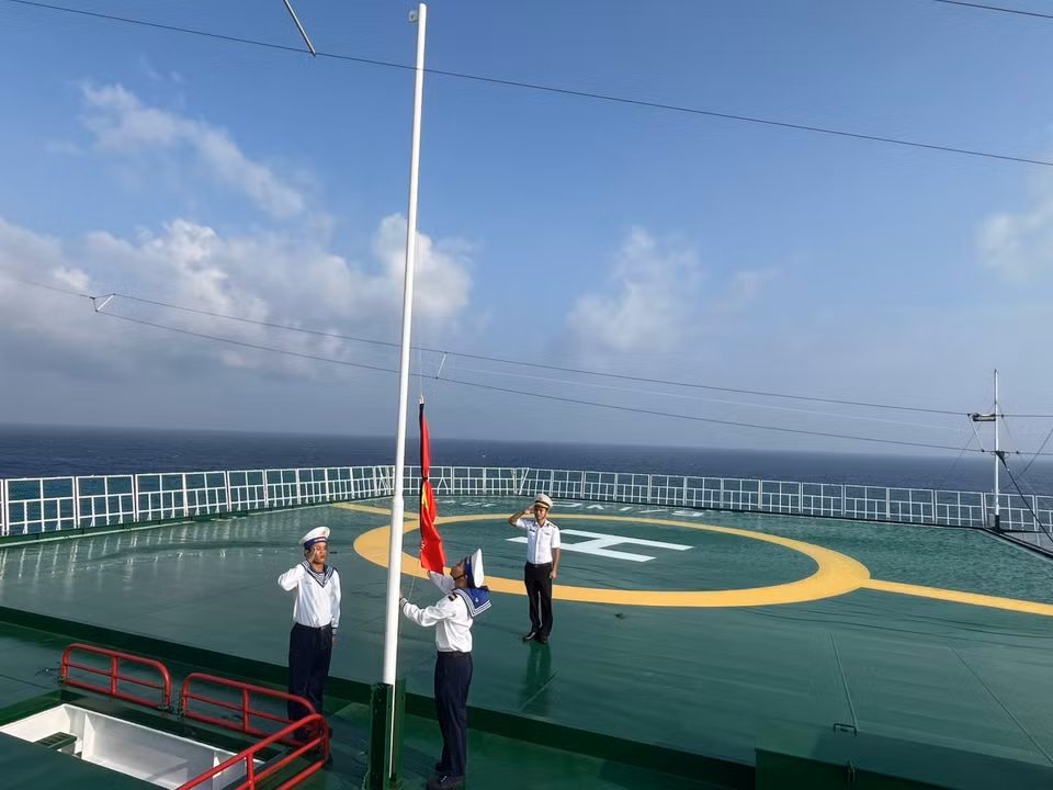 The national flag is flown at half-mast in the Truong Sa (Spratly) Archipelago during the national mourning for Party General Secretary Nguyen Phu Trong. (Photo: Vietnam’s People Navy)