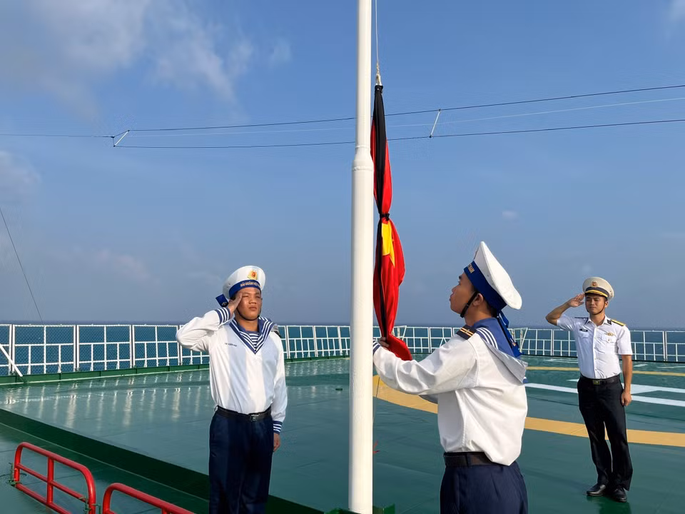 The national flag is flown at half-mast in the Truong Sa (Spratly) Archipelago during the national mourning for Party General Secretary Nguyen Phu Trong. (Photo: Vietnam’s People Navy)