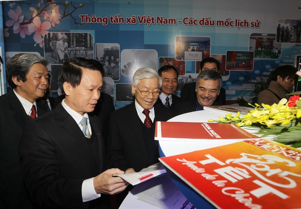 General Secretary Nguyen Phu Trong visits the Vietnam News Agency’s booth at the 2015 Spring Press Festival. (Photo: VNA)