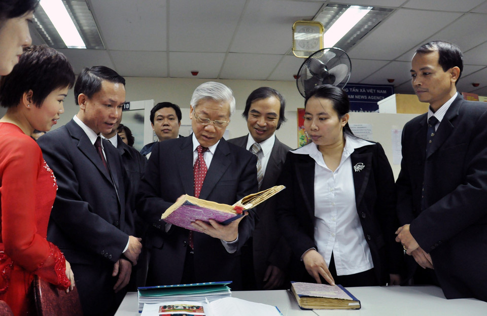 Party General Secretary Nguyen Phu Trong visits the Editorial Photo Department under the Vietnam News Agency on the occasion of Lunar New Year (Hanoi, January 18, 2012). (Photo: VNA)