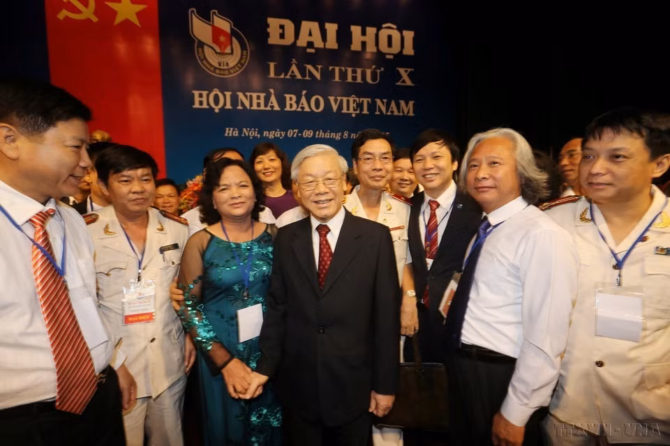 Party General Secretary Nguyen Phu Trong and delegates attending the 10th National Congress of the Vietnam Journalists Association of the 2015-2020 term. (Photo: VNA)