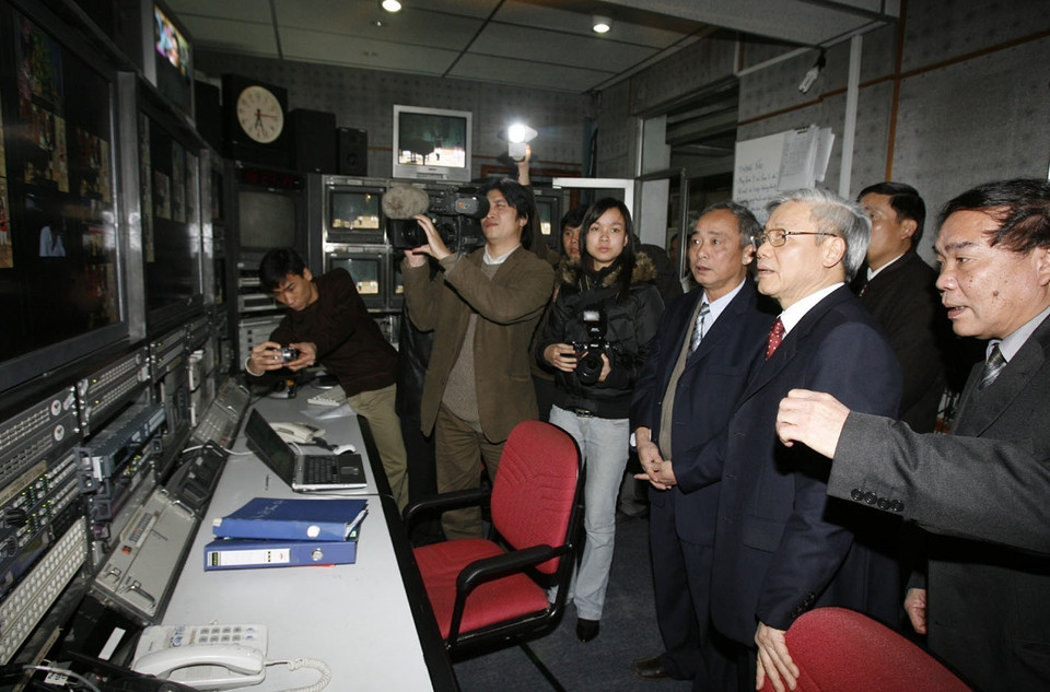National Assembly Chairman Nguyen Phu Trong visits the Program Production Technical Centre at the Vietnam Television (Hanoi, February 6, 2008). (Photo: VNA)